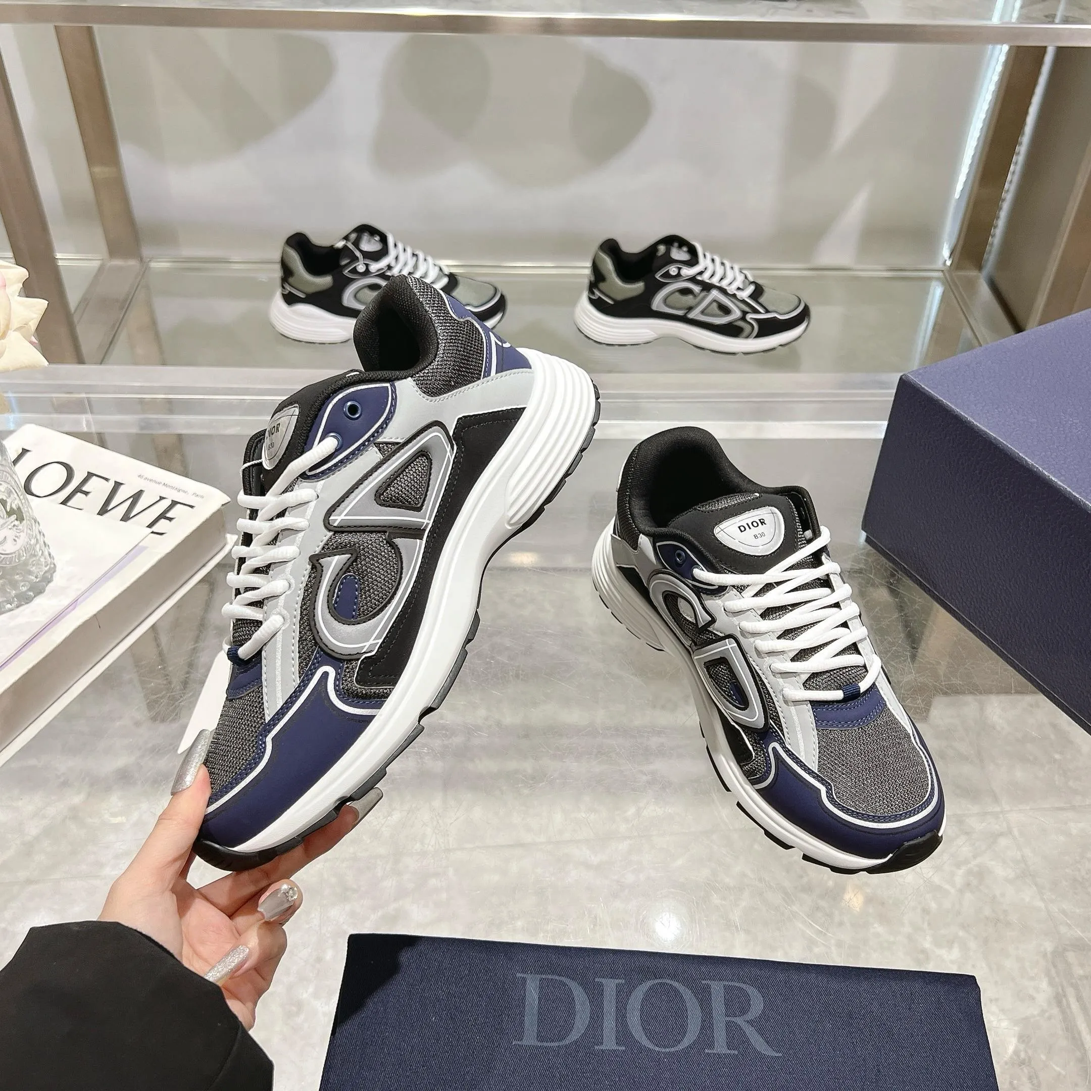 👟👟Ex-factory price 520👟👟 H612 high version B30 low-top sneakers are one of the flagship styles of this series. Crafted from mesh and technical fabrics, it's finished with a reflective 'CD30' graphic and 'DIOR B30' and 'CD30' logos on the heel and tongue. The extra-light, sculpted rubber sole adds style with signature accents, while internal stretch details create ideal comfort. Can be paired with a variety of casual looks to show a fashionable, modern and sporty style. ✅Size: 35-47 (45-46-47 customized, non-returnable and non-exchangeable) ✅Sole material: Original ultra-light IP sole ✅Packaging: Brand new counter packaging
